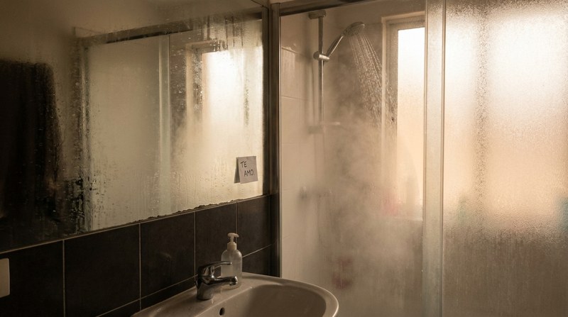 Bano lleno de vapor con el espejo empanado