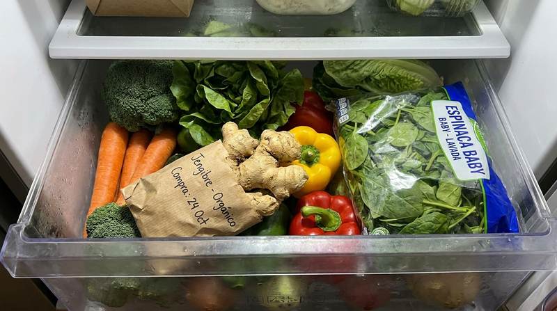 Jengibre envuelto en el cajon de verduras