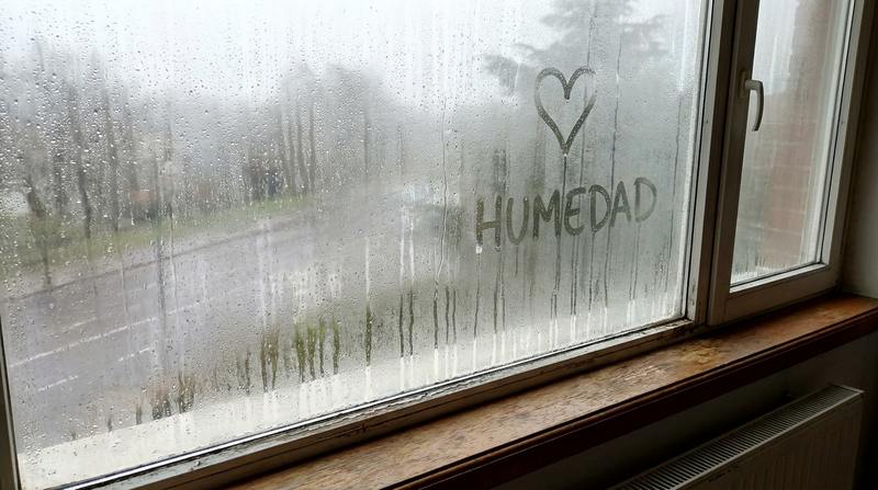 Ventana con gotas de condensacion